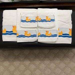 Duck Towel Set - EUC